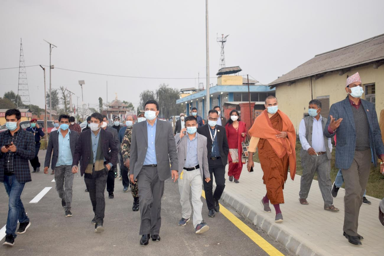 गौतमबुद्ध विमानस्थलको अवलोकनका क्रममा मन्त्री भट्टराई सहितको टोली ।